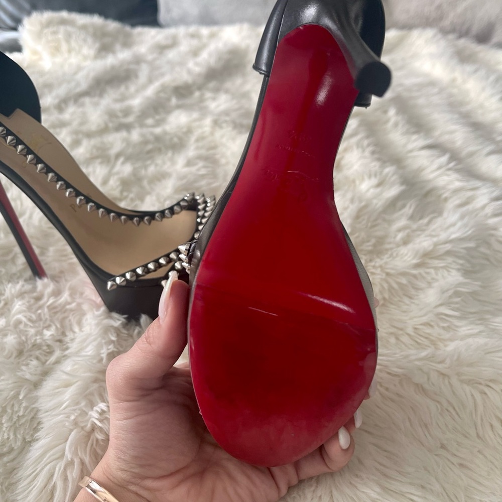 Gorgeous and pristine spiked Christian Louboutin heels. Very rare! - Picture 6 of 15